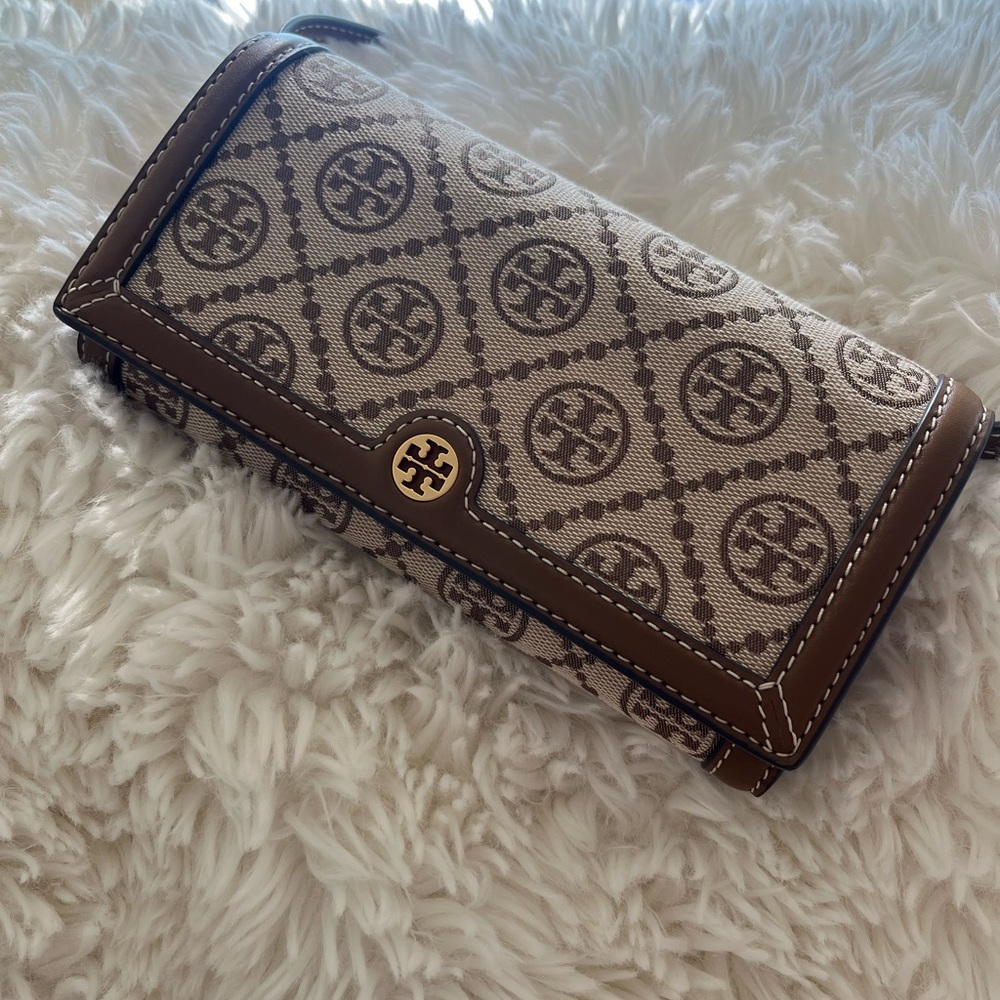 New Tory Burch cross body, used 2-3 times in perfect condition.